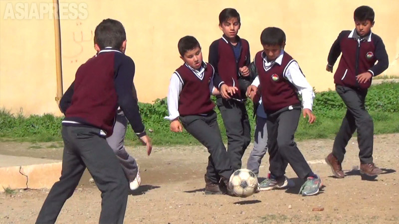 イラク北部クルド自治区でサッカーをする小学生。FCバルセロナのメッシ選手が好き、という声が圧倒的だった。（2016年：撮影：玉本英子）