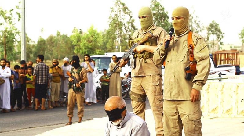 イラク北西部で住民を集めた広場で公開処刑をするIS戦闘員。恐怖支配は約3年にわたって続いた。（2015年・IS映像）