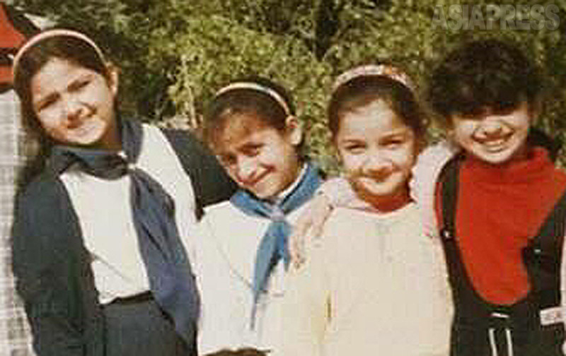 4年生当時のヌーフさん（左端）と同級生。アニメ「ちびまる子ちゃん」に夢中だった。（98年イラク・バグダッドで撮影：ヌーフさん提供）