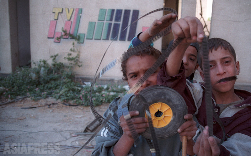 フセイン政権時代にアニメやドラマなど娯楽番組を放送していたシャバーブテレビ跡。イラク戦争の空爆で破壊された。（2003年・イラク・バグダッドで撮影：アジアプレス