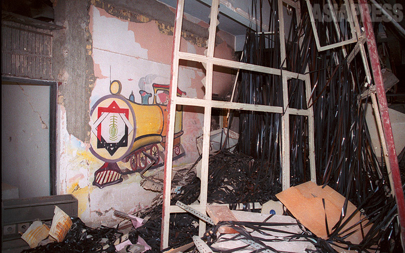 破壊されたシャバーブＴＶ建物内。映画や番組テープが散乱していた。（2003年・イラク・バグダッドで撮影：アジアプレス）