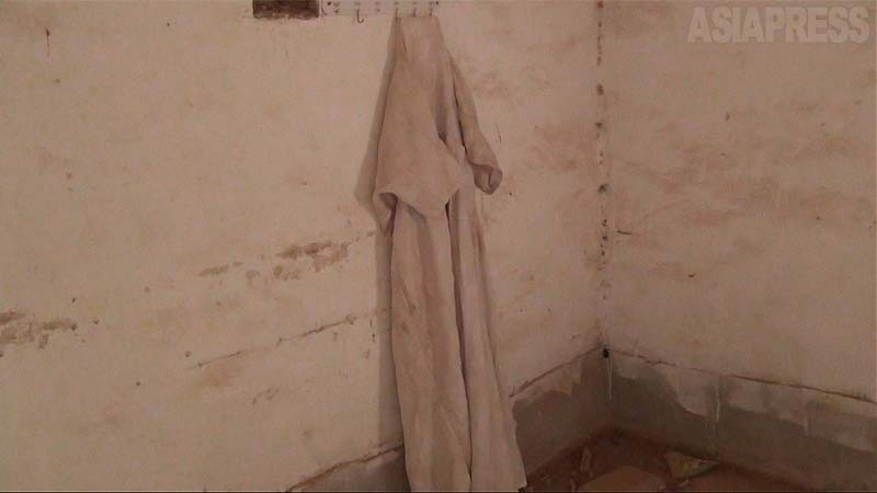 ナディアさんの母のものとみられる服。母はISに殺害された。（イラク北西部コジョ・10月撮影：玉本英子）