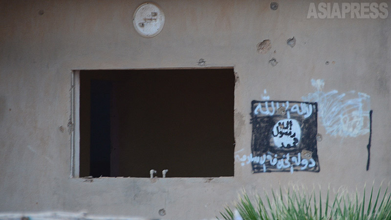 破壊された家屋にはISが書き残していったペイントが残る。壁には無数の銃弾の痕があった。（イラク北西部コジョ・10月撮影：玉本英子）