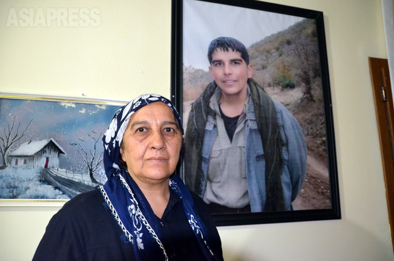 2018年10月に再会したアイシェさん。息子のシェルワン君はクルド・人民防衛隊(YPG)に加わり、2013年、ヌスラ戦線との戦闘で死んだ。21歳だった。（シリア・コバニ・2018年10月撮影：玉本英子）