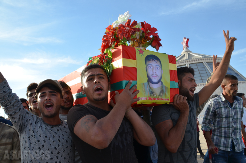 ISとの最前線で戦死したマフムードさんの遺体が、故郷に埋葬するため運ばれてきた。（シリア・コバニ・2018年10月撮影：玉本英子）