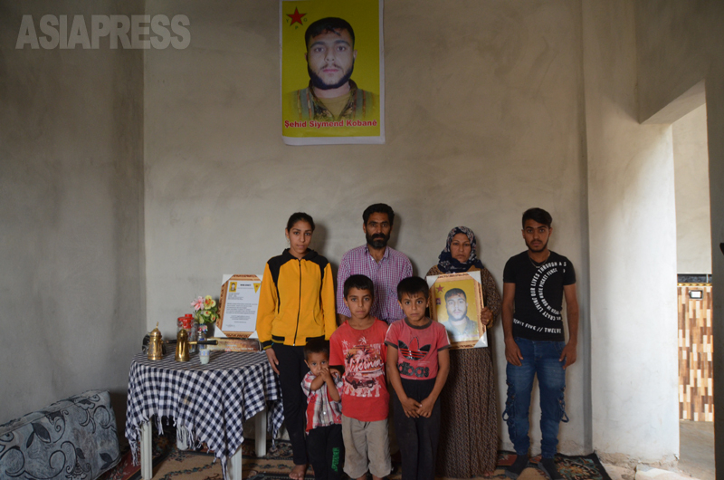 マフムードさんの家族。長男のマフムードさんが一家の生活を支えていた。（シリア・コバニ・2018年10月撮影：玉本英子）