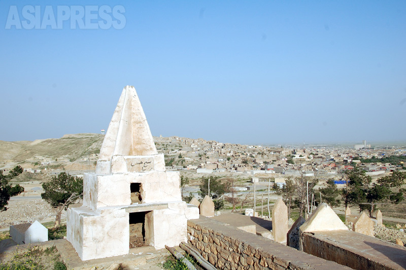 イラク北西部・シンジャルの町にあったヤズディ教の聖塔。2014年シンジャルを襲撃したISが、これらの聖塔や墓を次々と破壊した。（2011年・玉本英子撮影）