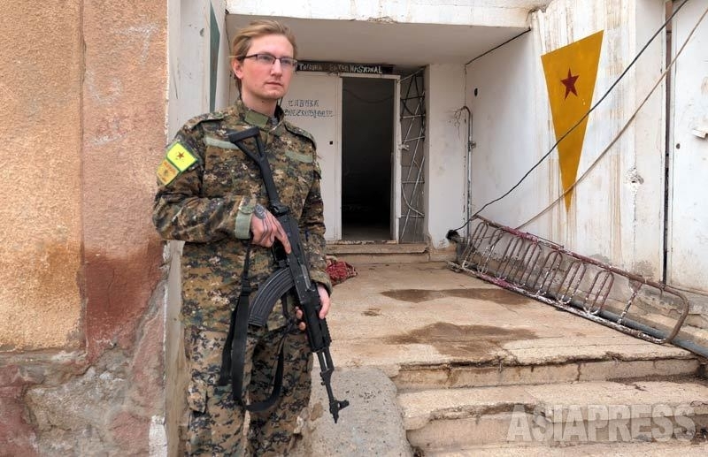 外国人義勇部隊の隊舎で。IS掃討作戦に参加し、フランスの仲間が戦死。「自分の意志でシリアに来たけど、YPGに入ったことは米国捜査当局も把握済み、もし帰国できても一生監視はつくだろう」。（2018年10月ハサカ近郊・撮影：玉本英子）