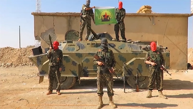YPG指揮下の外国人義勇兵。IS壊滅戦に参加とはいえ、トルコ左翼過激派らも加わるなど各国の治安機関は行動を注視し、シリア入国前に拘束された者も。（IFB映像）