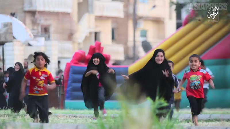 IS宣伝映像に映し出される「イスラム国の幸せな暮らし」。学校に通う子は一部いたが、実際には多くの地域では、親が過激思想の教育を恐れ、学校に行かせないケースがあいついだ。（IS宣伝映像）