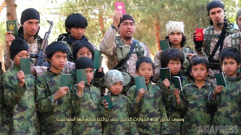 IS映像に登場した戦闘員と子供たち。赤はマレーシア、緑はインドネシアのパスポート。このあと焼き捨て、国に帰らないと誓う。