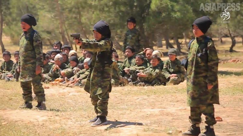 シリアのIS地域で軍事訓練を受けさせられるインドネシア人の子供。現在これらの子供たちの本国帰還も問題となっている。（IS宣伝映像）