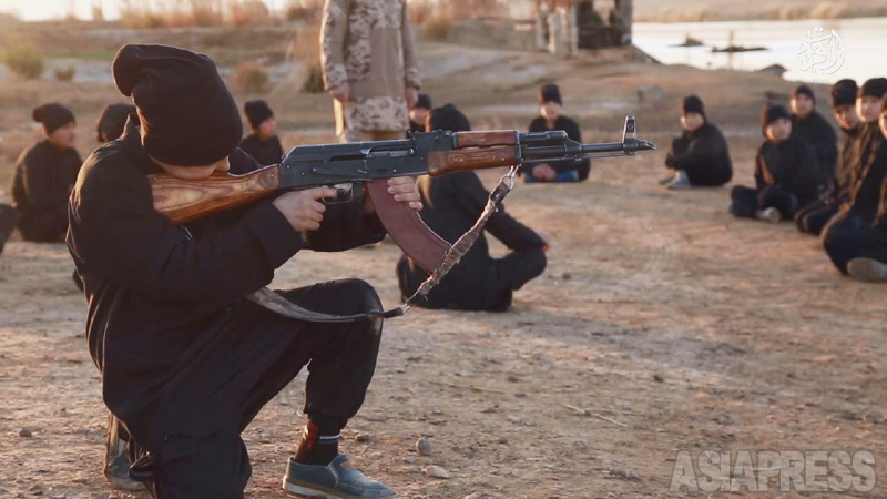 戦闘訓練を受けるウイグル人の子供。IS映像では、スパイを銃殺する様子も映る。連れられてシリア入りした子供もISの犠牲者といえる。（2017年・IS映像）