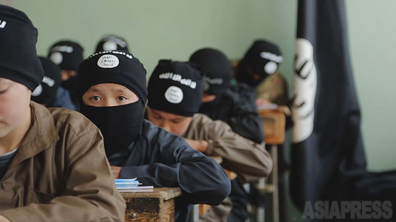家族とともにIS地域に入ったウイグル人の子供は、学校でISの方針による思想・宗教教育を受けさせられた。（2015年・IS映像）