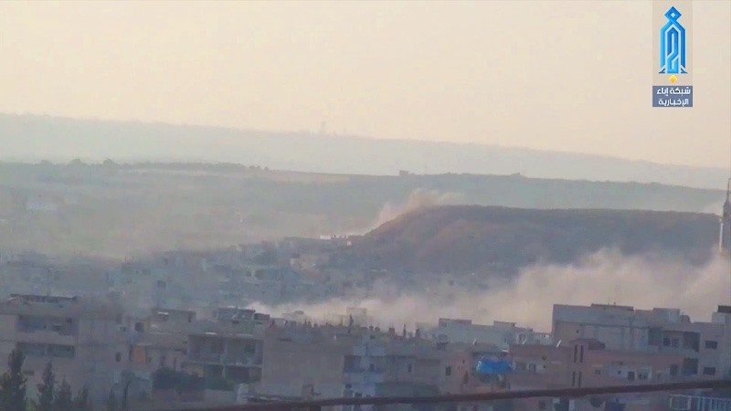 シリア政府軍は8月1日、反体制派と「停戦合意」するも５日には攻撃再開。写真はHTS公開のハーン・シェイフンでの政府軍・民兵の砲撃。着弾し、煙があがる。（2019年8月・ＨＴＳ映像）