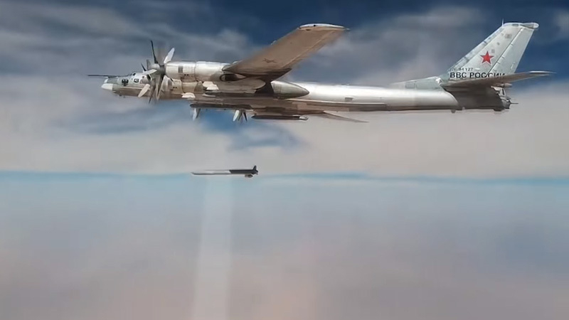 ロシア軍は戦闘機のほか爆撃機を投入してイドリブやシリア各地で「テロ組織掃討」の空爆を続けてきた。写真は巡航ミサイルを射出する様子。（2017年・ロシア国防省映像）