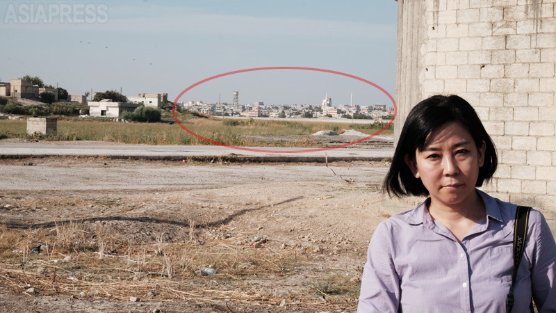 トルコのシリア越境攻撃が始まる直前のテルアビヤッド。後方の赤枠の建物はトルコ領だ。立っている場所は数日後、トルコ軍が制圧。（2019年10月・アジアプレス撮影）