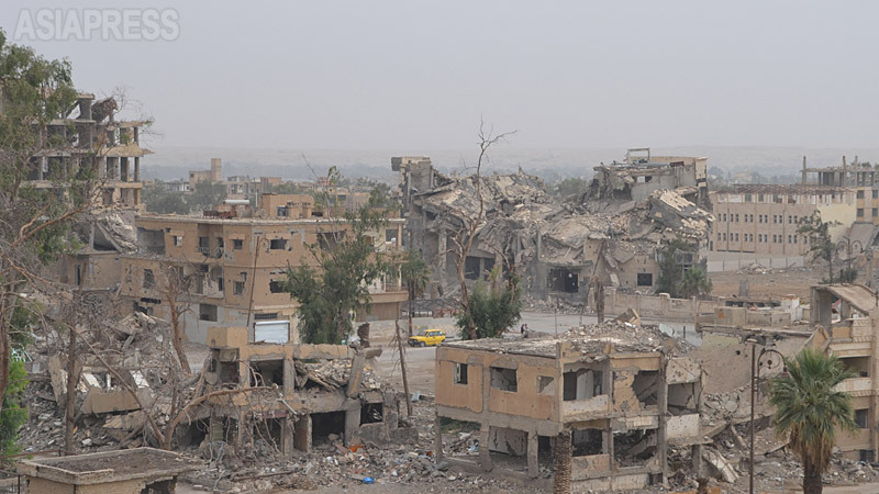 ＩＳの拠点都市だったラッカは2017年10月、クルド主導勢力が制圧。市内には戦闘で破壊された建物があちこちに広がる。（2018年・玉本撮影）