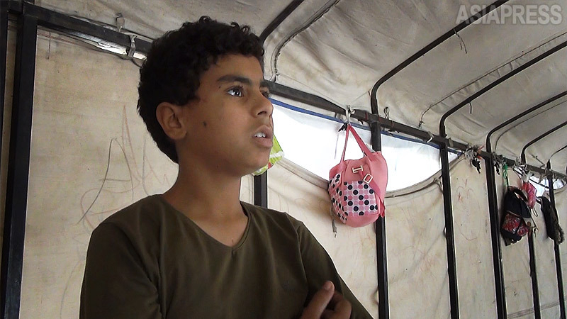 エジプト出身のアブドラ（13）も両親が死亡。少年戦闘員の訓練を受けたが、実戦参加前に保護された。空爆で右腕を負傷した。（2019年10月：アジアプレス撮影）