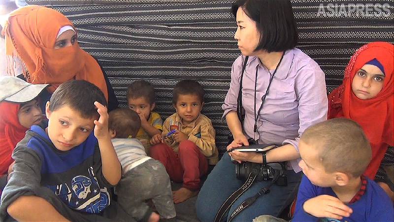 ＩＳ孤児たちがいたキャンプ。世話をする女性らもデリゾールなどからの避難民だった。子供たちは心に深い傷を負っているという。（2019年10月：アジアプレス撮影）