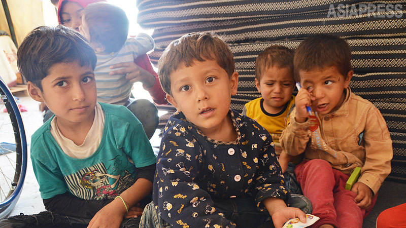 シリア、アイン・イサのキャンプの外国人IS孤児。出身国は７か国で24人に及ぶ。（2019年10月：玉本撮影）
