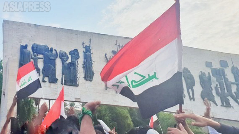バグダッドのタハリール広場前の反政府集会。2011年に中東各地に広がった民主化のうねり、「アラブの春」を知らぬ若い世代も少なくない。（昨年11月・撮影フセイン）