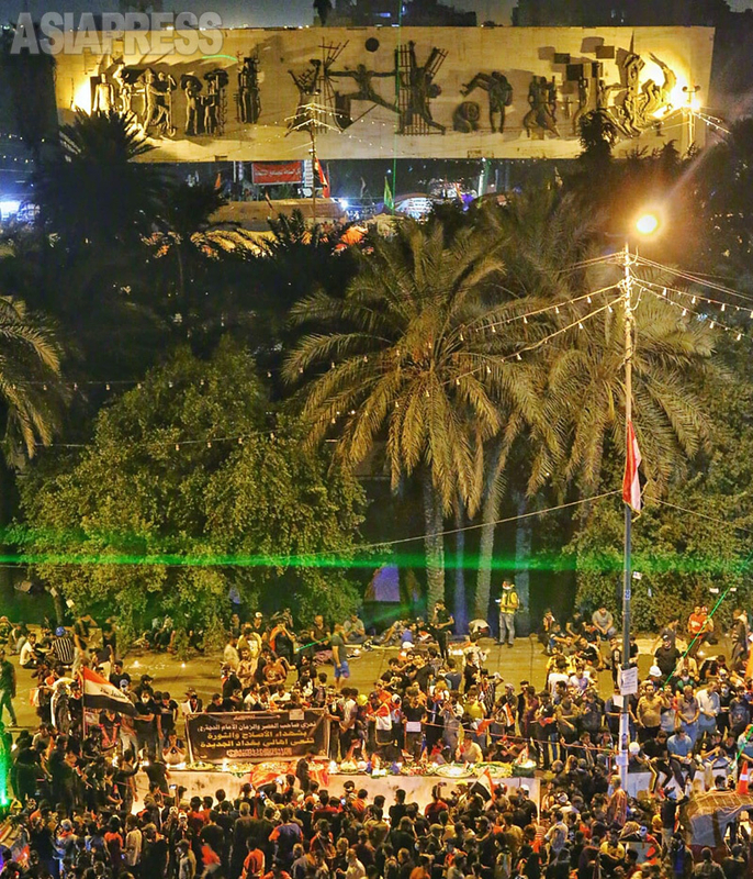 タハリール広場での集会。中央の緑のラインはデモ隊が治安部隊に向けて発するレーザー光。市民への発砲に抗議したり、阻止する意図もある。（昨年11月・撮影フセイン）