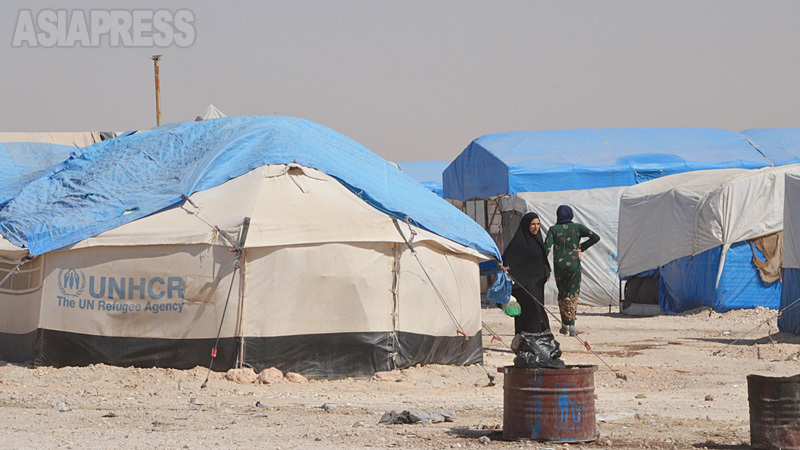 シリア各地に避難民キャンプがある。テントが密集し、衛生状態も悪い。医療体制が脆弱なキャンプで発症者が出れば、感染が広がる懸念がある。（アイン・イサ2019年撮影：玉本英子）