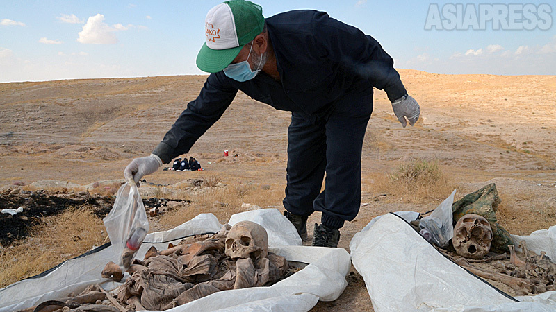 ラッカの丘でいまも見つかる遺体。別の町から連行され、殺害された犠牲者も。収容作業班は骨や衣類の一部を保存し、見分していた。（2019年10月撮影：玉本英子）