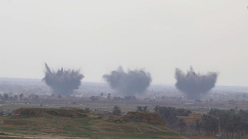 クルド勢力主導のシリア民主軍が、米軍・有志連合の空爆支援を受け、ＩＳをシリア南東のバグーズに追い詰めた。写真はＩＳ陣地への爆撃。（201９年・ＹＰＧ映像）