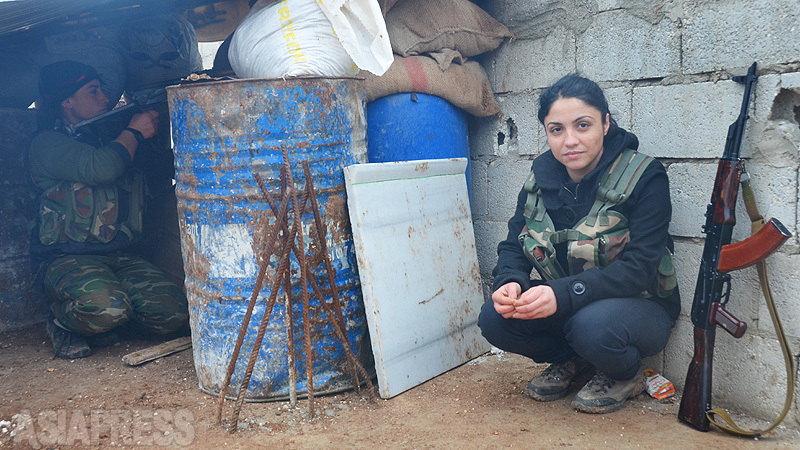 クルド組織・人民防衛隊の女性部門ＹＰＪの戦闘員。侵攻したＩＳとの前線で女性も銃をとって戦っていた。（2014年・撮影：玉本英子）