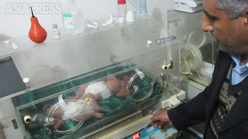 2014年１月取材したコバニのアマル病院。近郊部からの負傷者で、病院では医薬品が不足。保育器には双子の新生児が入れられていたが、温度調節できず。（2014年1月・撮影：玉本英子）