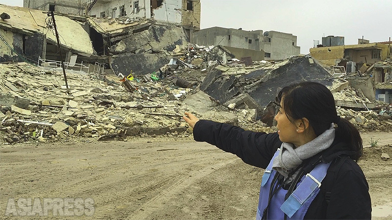 防弾ベストを着用し、2014年12月に再び入ったコバニ。アマル病院は自爆車両の攻撃で倒壊し、瓦礫だけになっていた。（2014年12月・撮影：坂本卓）