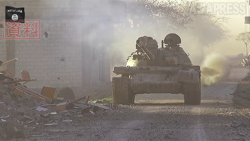 コバニはＩＳの猛攻で町の半分近くが制圧される状況に。写真は市内を進撃するＩＳの戦車。（2014年11月・IS映像）