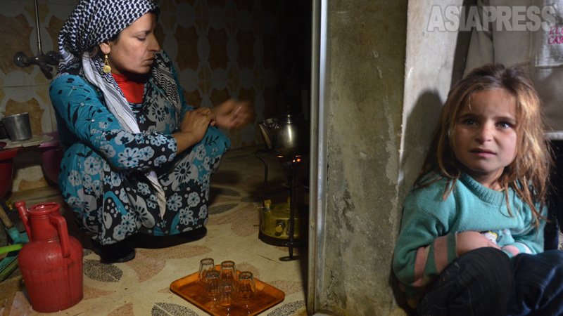 戦火のなかに取り残されたコバニ住民。砲撃での死傷者もあいつぎ、食料や燃料も途絶えつつあった。（2014年12月・撮影：玉本英子）