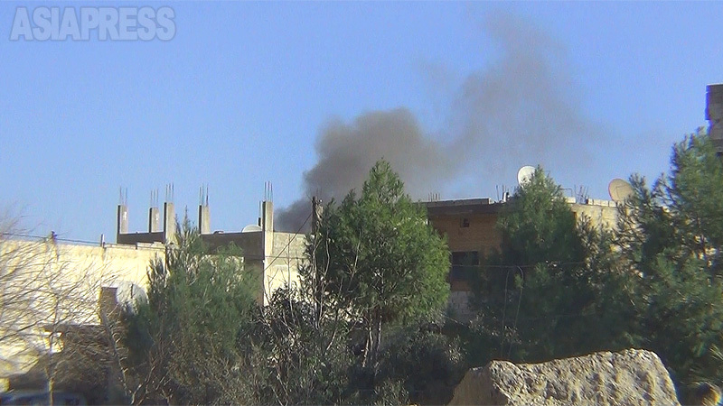 ＩＳとクルド・人民防衛隊（ＹＰＧ）の激しい戦闘が続いたコバニ。ＩＳが撃ち込んだ砲弾が着弾し、爆発音とともに煙が上がる。（2014年12月・撮影：玉本英子）
