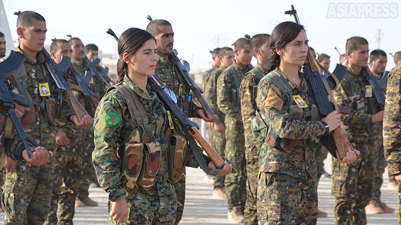 ISとの戦いの最前線に立ってきたクルド・人民防衛隊の戦闘員ら。シリアでは隣人や同級生どうしが銃を向け、殺しあう現実が続く。（2018年・シリア・撮影：玉本英子）