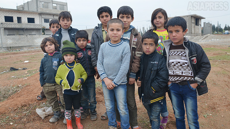 ISに包囲されたシリア北部コバニに残っていた住民の子どもたち。連日の砲撃で、命を落とす住民があいついで いた。（2014年・シリア・撮影：玉本英子）