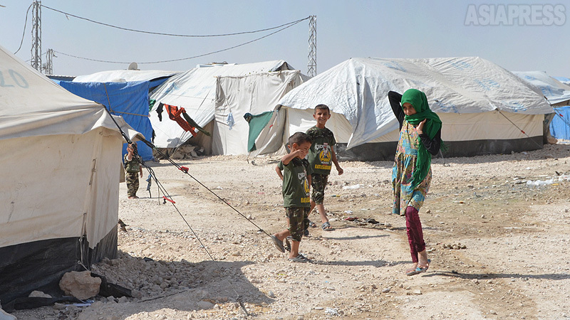 アイン・イサの避難民キャンプ。９年にわたるシリア内戦の死者はこれまでに38万人、国外難民や国内避難民は国民の半数におよぶ。（2019年・シリア・撮影：玉本英子）