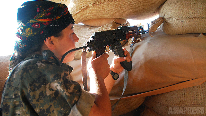 ISとの前線で銃を構えるクルド勢力の女性戦闘員。シリア内戦では同じ国民どうしが殺し合い、外国人戦闘員も加わった。大国もこの混乱を利用する構図に。（2014年・シリア・撮影：玉本英子）