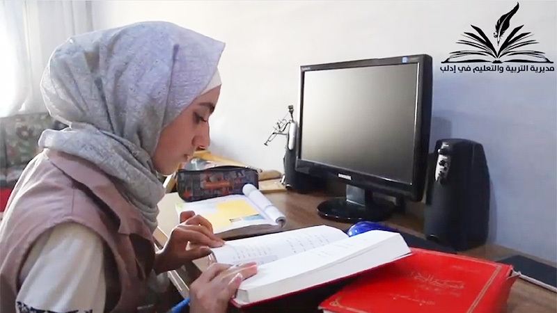 家で勉強するジュディさん。イドリブも含め、シリアでは都市部を中心に一般家庭でWIFIルーターが普及してきており、ネットを通して様々な情報を得ている若者も少なくない。（イドリブ県教育局映像より）