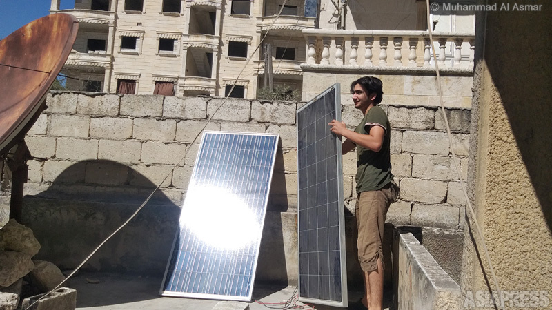 イドリブには電気が供給されておらず、多くの家庭が、ソーラーパネルで電気を得ている。1枚あたり日本円換算で3500～6500円。（8月23日・イドリブ市内・撮影：ムハンマド・アル・アスマール）