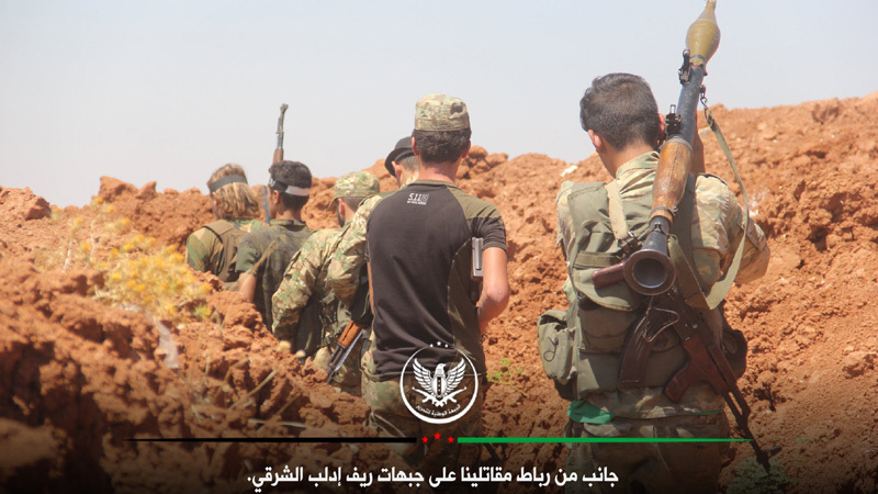 イドリブ一帯ではシリア政府軍と反体制派との攻防が続く。写真はイドリブ東部で前線防衛にあたる国民解放戦線。（資料ARCHIVE：2020年8月・国民解放戦線公表写真）