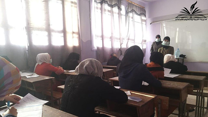 イドリブ近郊カフル・タハリムで試験に臨む女子生徒。新型コロナ対策で教職員もマスク着用。（2020年８月末：イドリブ教育局写真より）