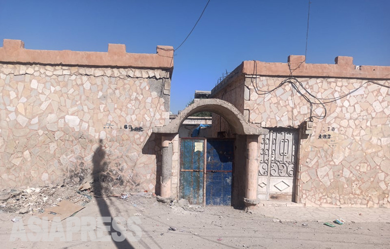ファティマが通うダライヤ地区にできた小学校。民家の敷地を行政が借りて運営。多くの学校が戦闘で破壊されたため、民家を利用する例も。（2020年10月・ラッカ：アハメッド・アルフセイン撮影）