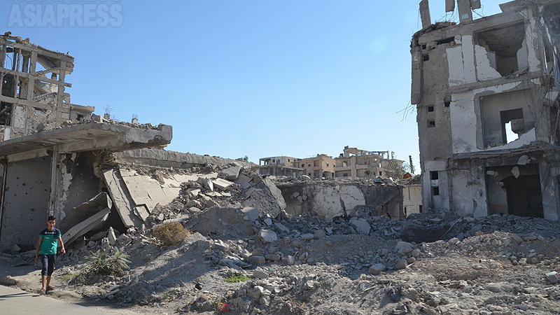 あちこちに瓦礫が残るラッカ。爆撃や砲撃、戦闘の激しさを物語る。疲弊した経済でいまも市民は厳しい。シリア内戦はまもなく10 年におよぼうとしている。（2019年10月シリア・ラッカ・玉本英子撮影）