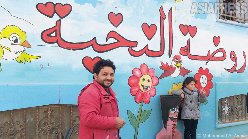 アジズさんはイドリブで建物の壁にペイントしたり、子どもたちに絵を教える活動にも取り組んでいる。（2020年11月・撮影：ムハンマド・アル・アスマール）