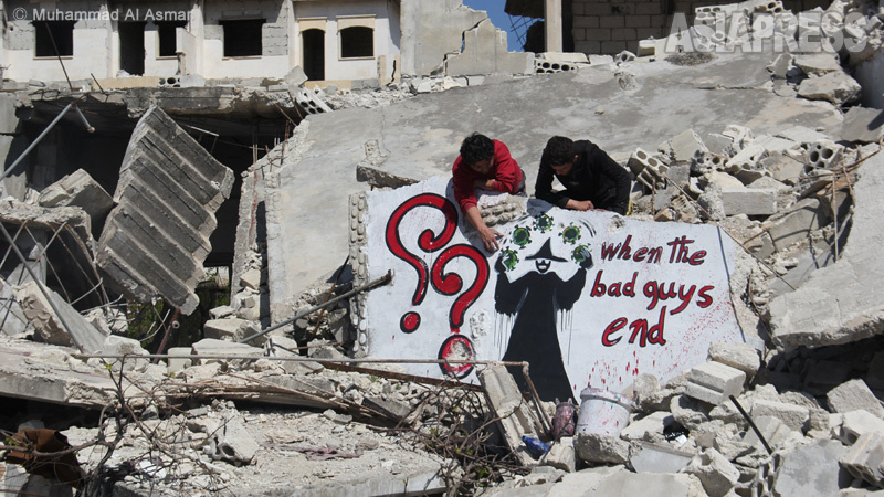 瓦礫のなかの壁画。家族がアサド政権によって拉致されたアジズさんは、悲しみと怒り、そして自由と希望への願いを込めて表現活動を続けている。（2020年11月・撮影：ムハンマド・アル・アスマール）