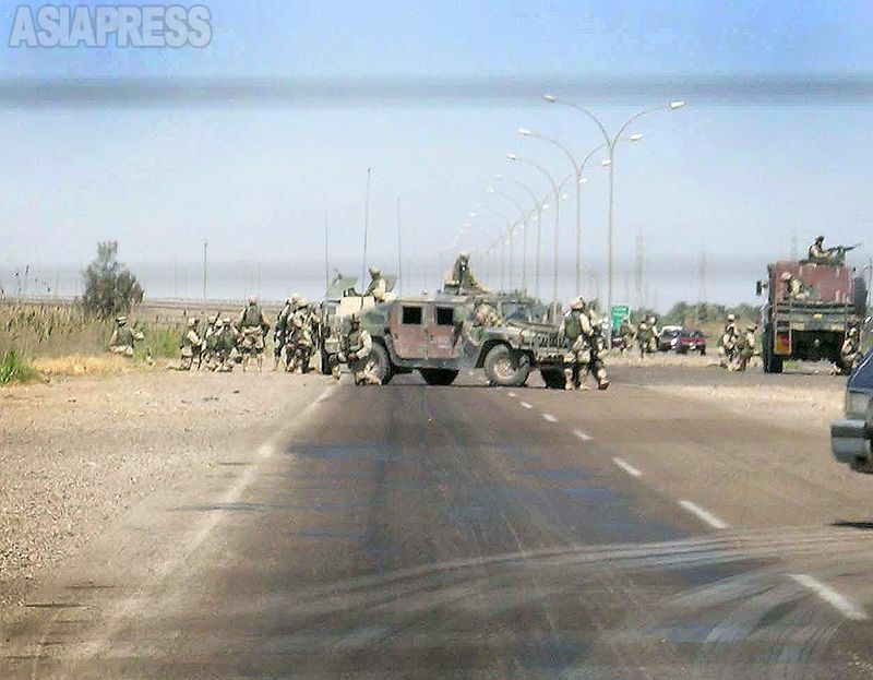 2004年4月、モスルからバグダッドに向かう幹線道路を封鎖し、作戦を展開する米軍部隊。このとき、ファルージャを含む地域で米軍武装勢力が攻勢を強め、一帯は非常事態となった。（玉本英子撮影）