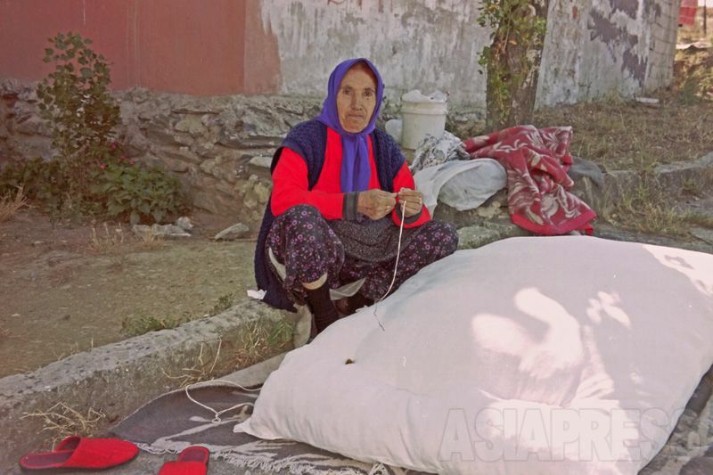 毎年6月は大掃除の季節。ふとんの羊毛を洗濯し、天日干しし、再び縫い上げる。結構な重労働。夏前になるとトルコの下町でよく見かける光景。（2001年イスタンブール・玉本英子撮影）